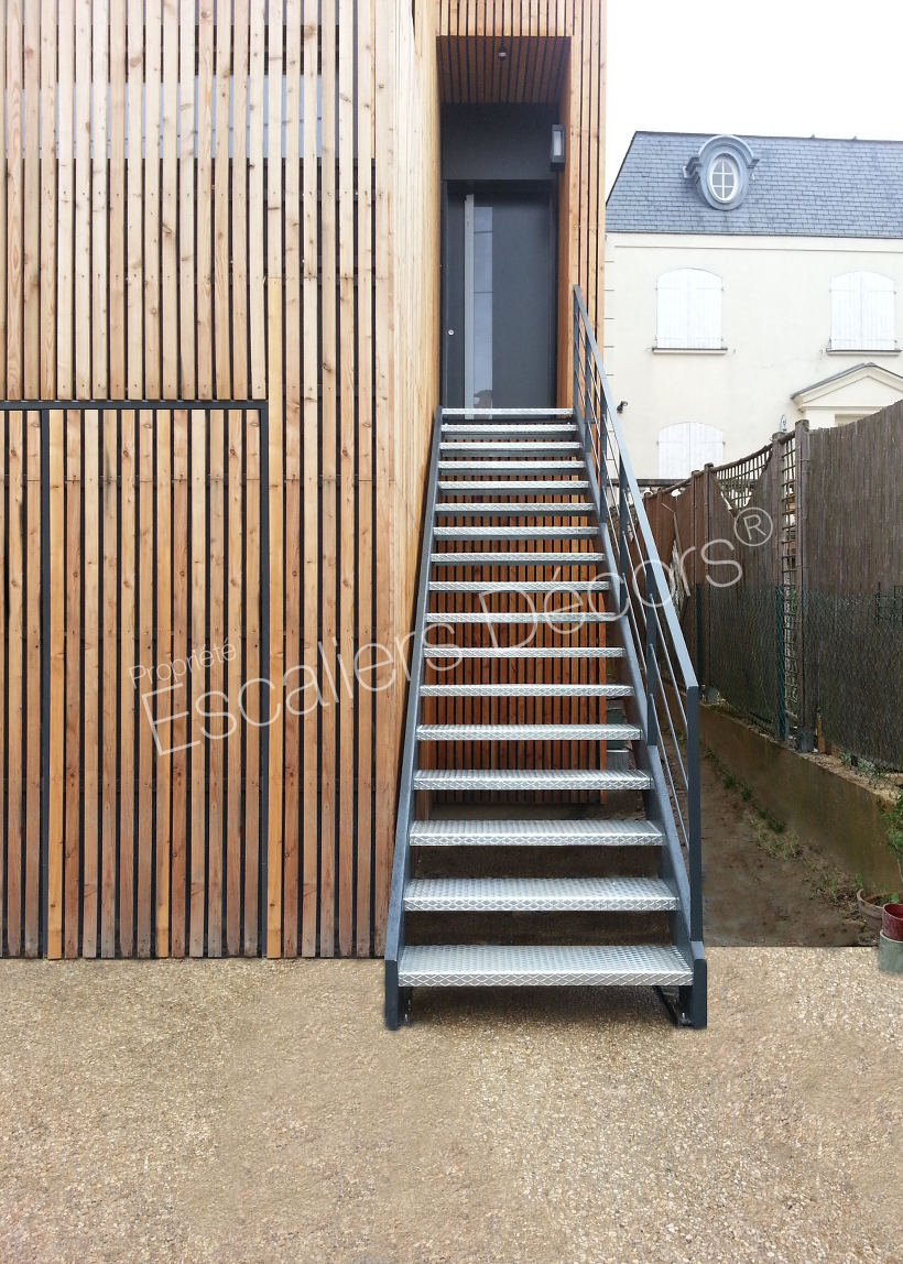 Photo DT110 - ESCA'DROIT®. Escalier droit extérieur au design industriel en métal galvanisé pour une maison contemporaine.